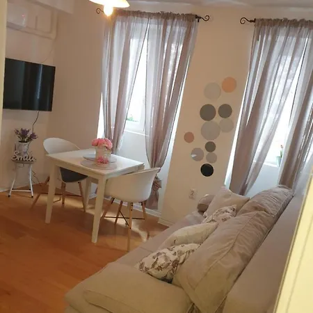 D&m - An In The Heart Of The Old Town Apartment