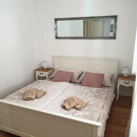 D&m - An In The Heart Of The Old Town Apartment